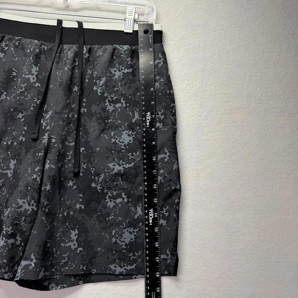 Fabletics The Fundamental Short II Mens Medium Black Gray Camouflage Performance - Picture 5 of 8